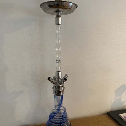 Shisha mit Glas- und Metallteilen, Wasserbasis und Schlauch.
