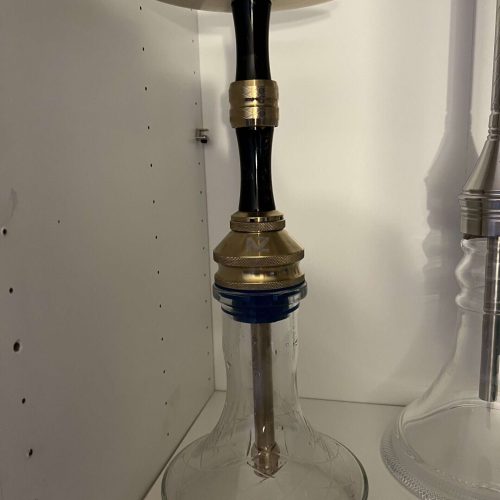 Hochwertige Shisha mit Glas- und Metallkomponenten, ideal für Raucherliebhaber.