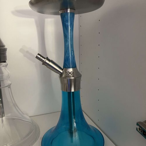 Moderne Wasserpfeife mit blauer Glasbasis und Metallaufsatz.