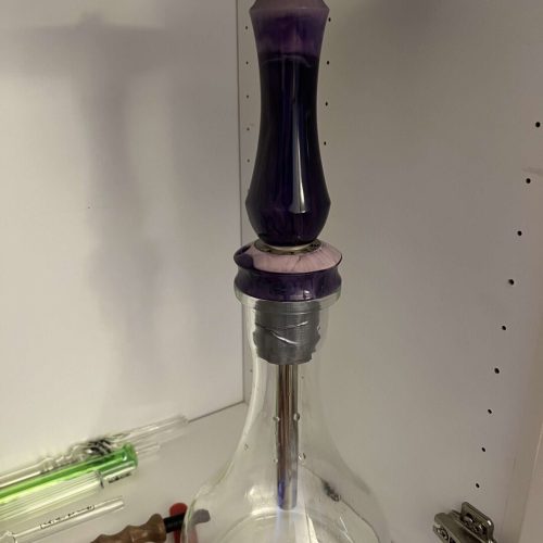 Schöne Glas-Shisha mit Dampfaufsatz, ideal für Wasserpfeifen-Liebhaber.
