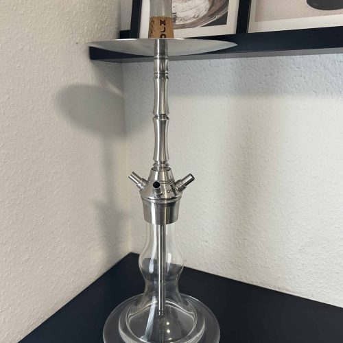 Rauch-Hookah aus Glas und Metall, ideal für Shisha-Liebhaber, auf einem schwarzen Tisch.
