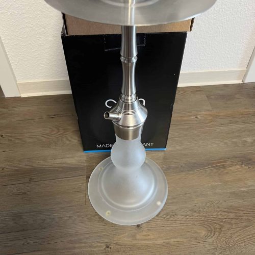 Moderner Metall-Kerzenständer, stilvoll und robust, perfekt für Dekorationen.