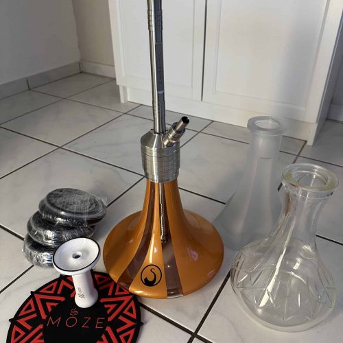 Shisha mit orangefarbenem Glas und Metallständer, inklusive Kohle, Zange und Zubehör.