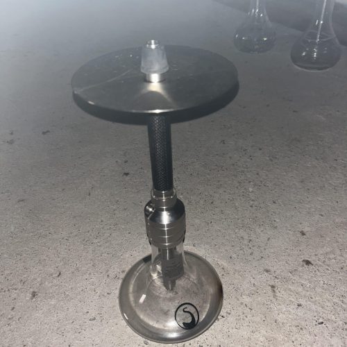 Metallbasis mit Glasbowl für Shisha, robustes Zubehör.