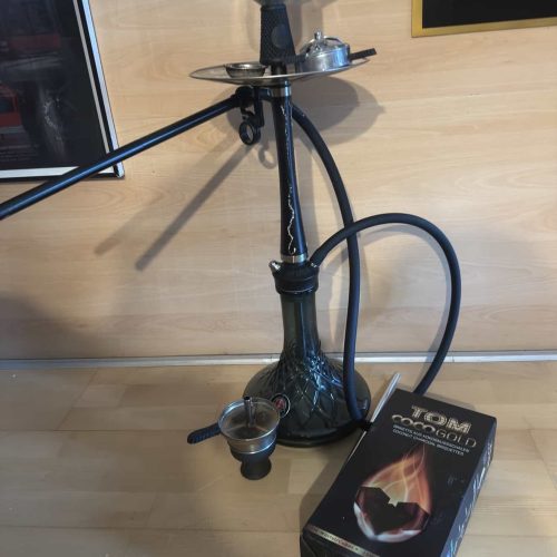 Rauch-Hookah mit Glasbowl, Schlauch und Kohleteller, ideal für Shisha-Liebhaber.