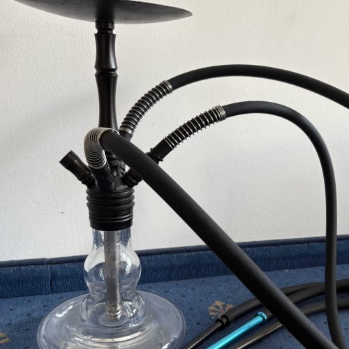 Moderne Shisha mit Glasbasis und Metallrohren, inklusive Schlauch und Tabakzubehör.