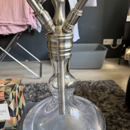 Wasserpfeife mit Metallaufsätzen auf Glasbasis, gebraucht.