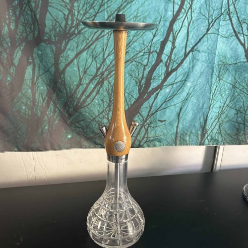 Shisha-Head mit Holzstamm und Glasbowl, auf Tisch.