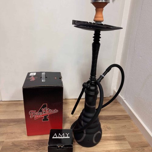 Shisha mit Glasbowl, Schlauch und Kohleanzünder.