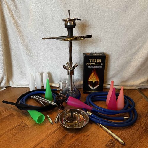 Shisha mit Zubehör, Tabak und Kohle auf Holz.