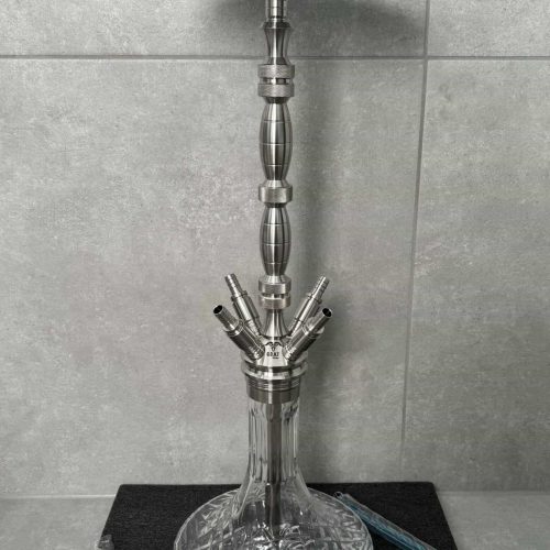 Rauch-Hookah mit Glasbasis, Metallstange und Zubehör für Shisha-Genuss.