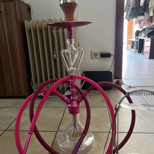Bunte Wasserpfeife mit pinken Schläuchen und Glasbasis, ideal für Shisha-Liebhaber.
