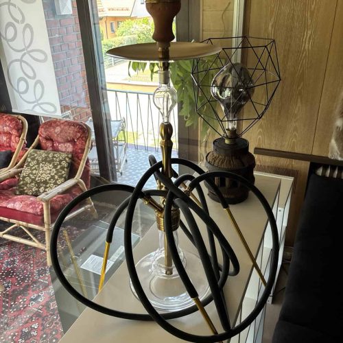 Dekorative Wasserpfeife mit Glas, Metall und Schlauch, ideal für Shisha-Liebhaber.