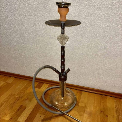 Rauchsäule mit Glasaufsatz, Schlauch und Holzsockel, ideal für Shisha-Genuss.