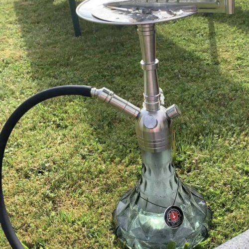 Shisha im Garten mit Edelstahlkopf und Glasbowl auf Rasen.
