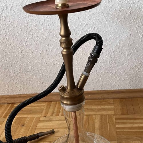 Shisha mit Holz- und Metallteilen, Glasbowl und Schlauch.