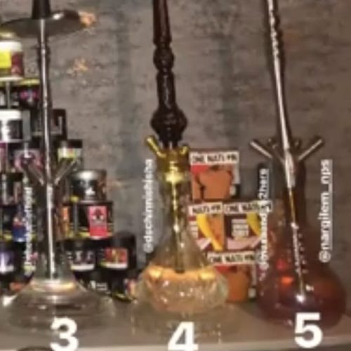 Großer Shisha-Set mit mehreren Köpfen, Tabakdosen und Zubehör für das Rauchen.