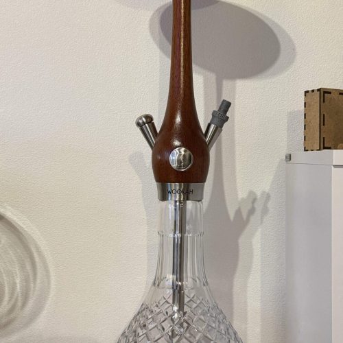 Dekorative Shisha mit Holz und Glas, ideal für Raucher und Sammler.