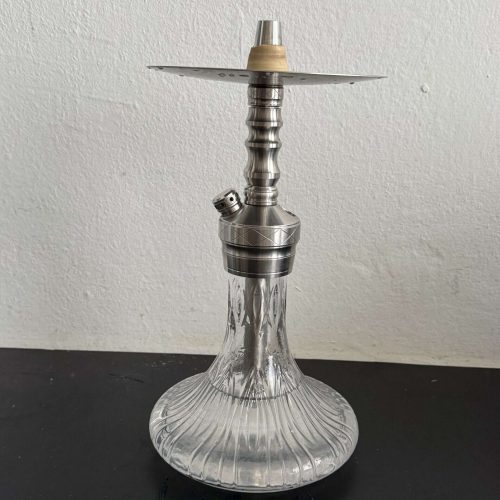 Rauch-Hookah mit Glasbasis und Metallaufsatz, ideal für Shisha-Liebhaber.