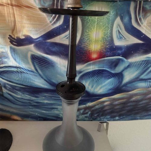 Rauch-Hookah mit buntem, künstlerischem Hintergrund, ideal für Shisha-Liebhaber.