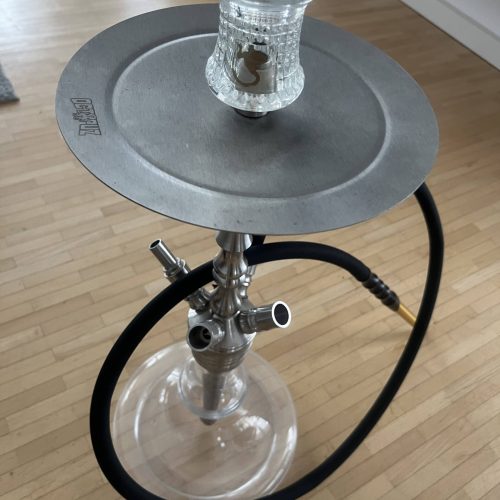Rauchsäule mit Wasserpfeife, Glasaufsatz und Wasserbehälter, ideal für Shisha-Liebhaber.