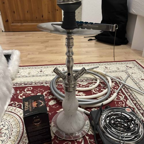 Shisha mit Glas- und Metallteilen, Schlauch und Kohle.