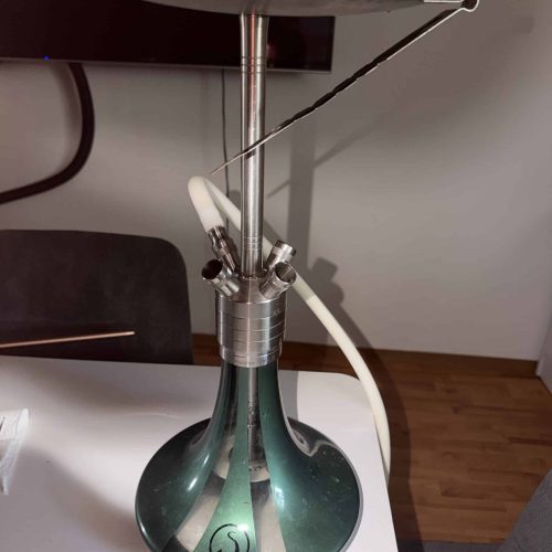 Shisha-Tisch mit Metall- und Glasbestandteilen, Ablage und Schlauchhalter.
