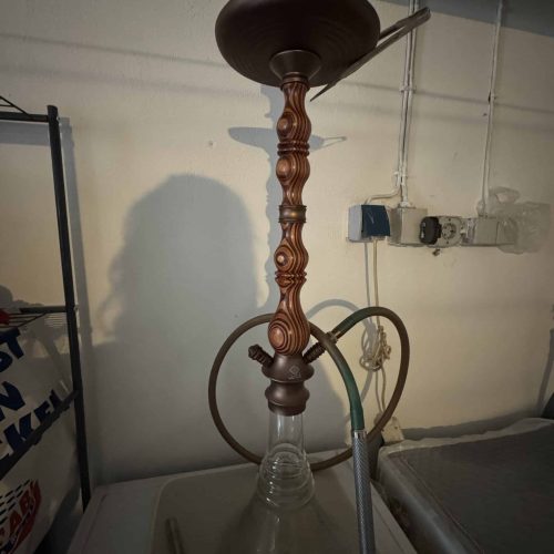 Shisha mit Holz-Design und Glasbowl, auf Tisch in Raum.