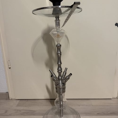 Große Shisha mit Glasbowl, Metallstücken und Schlauch.