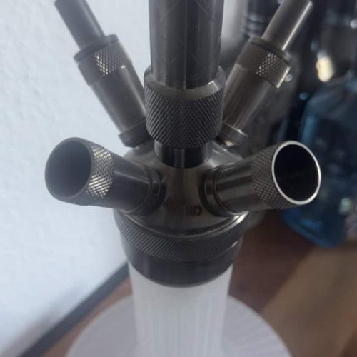 Mehrfachadapter für Shisha mit Glasbowl und Schlauchanschlüssen.