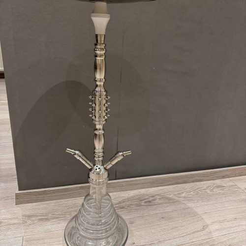 Rauch-Hookah mit Glasbasis und Metallaufsatz, ideal für Shisha-Liebhaber.