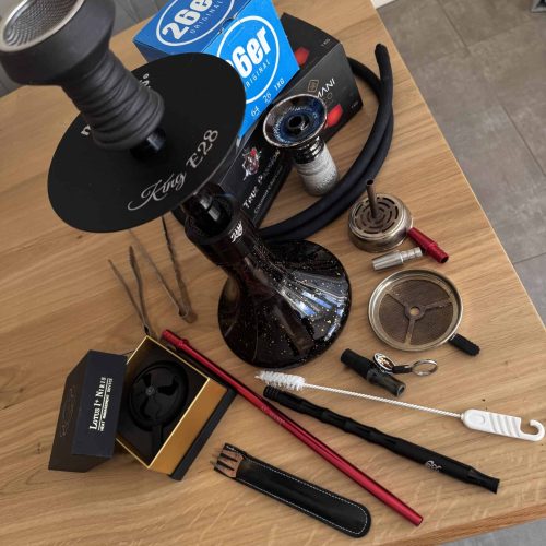 Verschiedene Shisha-Teile und Zubehör auf Tisch.