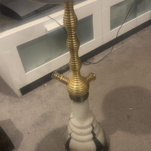 Rauchpfeife auf einer weißen Basis, dekorative goldene Säule, Shisha Zubehör.
