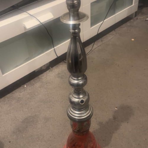 Rauchersäule aus Glas und Metall, ideal für Shisha-Liebhaber.