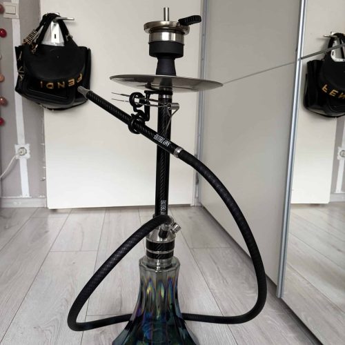 Moderne Rauchsäule mit Glasbasis, ideal für Shisha-Genuss.
