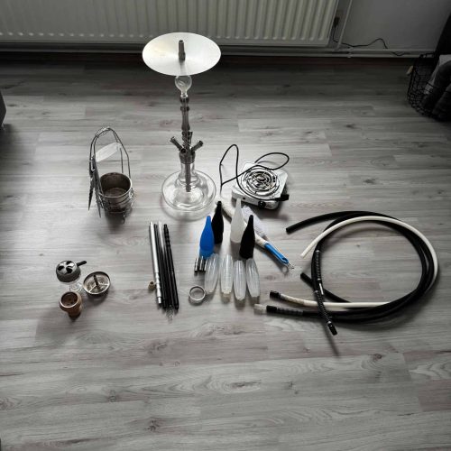 Zubehör für Shisha, inklusive Schlauch, Kohle, Zange und Dichtungen.