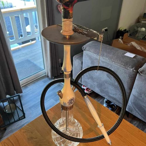 Rauchsäule mit Shisha, Glasbowl, Schlauch und Tabak, ideal für gemütliche Abende.
