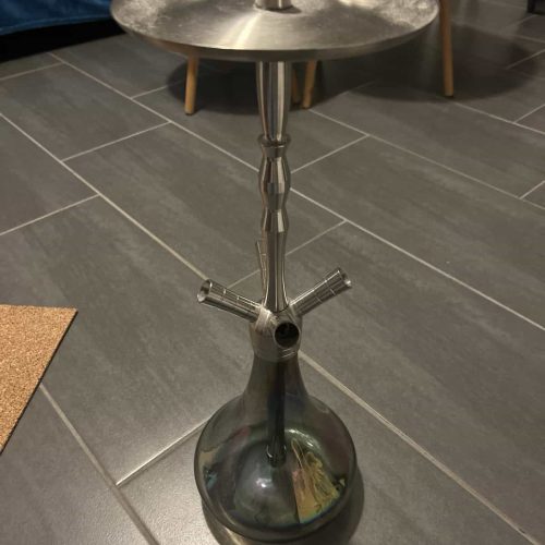 Rauch-Hookah mit Metallplatte auf einer Glasbasis, ideal für Shisha-Genuss.