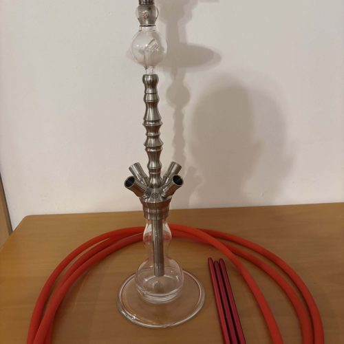 Rauch-Hookah mit Glas, Schlauch und Tabakzubehör, ideal für Shisha-Liebhaber.