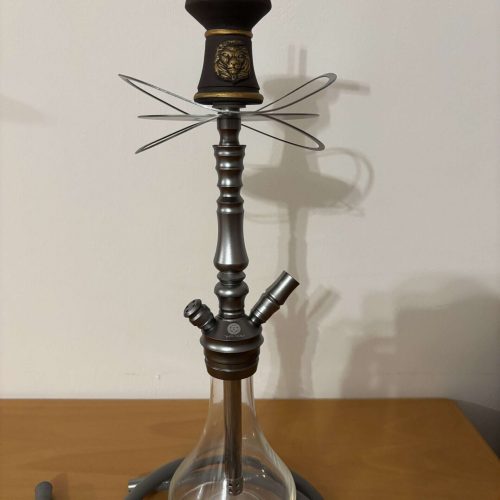 Dekorative Shisha Rauchsäule mit Glasbowl und Metallakzenten.