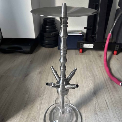 Moderne Shisha mit Glasbasis und Metallständer, ideal für Raucherlebnisse.