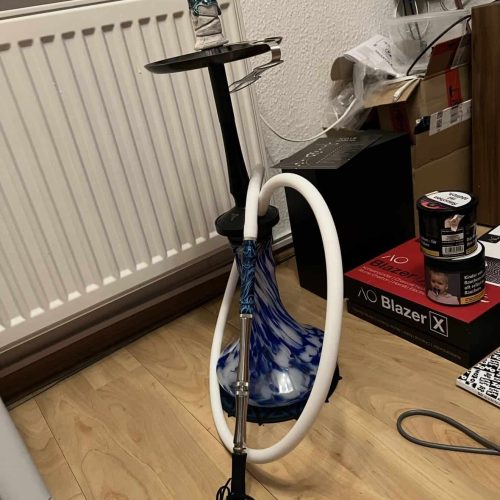 Shisha mit Glasbowl, Schlauch und Kohle, ideal für Raucherlebnis.