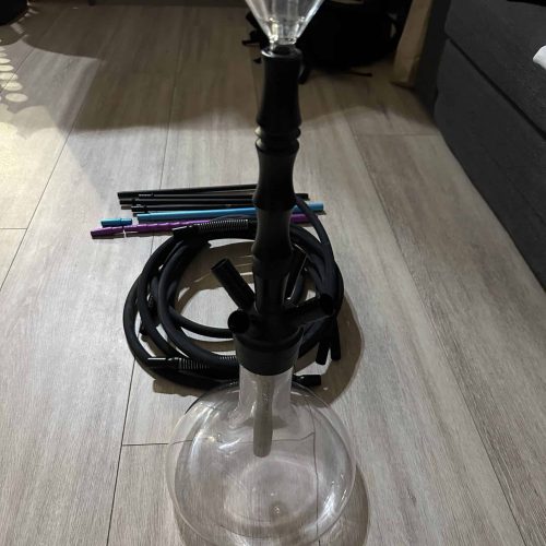 Rauchsäule mit Glasaufsatz und Schlauch für Shisha-Genuss.