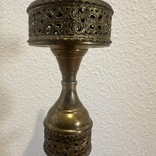 Detailaufnahme einer antiken Shisha-Lampe mit filigranen Metallverzierungen.