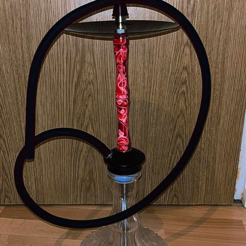 Rauchsäule mit Glasbasis, Schlauch und Düse, ideal für Shisha-Genuss.