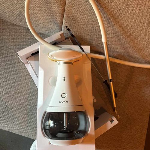 Elektrischer Shisha-Zubehörreiniger mit flexiblem Schlauch und Glasbowl.