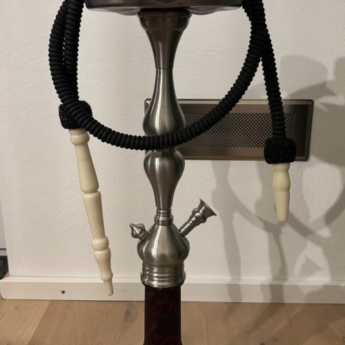 Rauchsäule mit Shisha, inklusive Kopf und Schlauch, ideal für Raucherlebnisse.