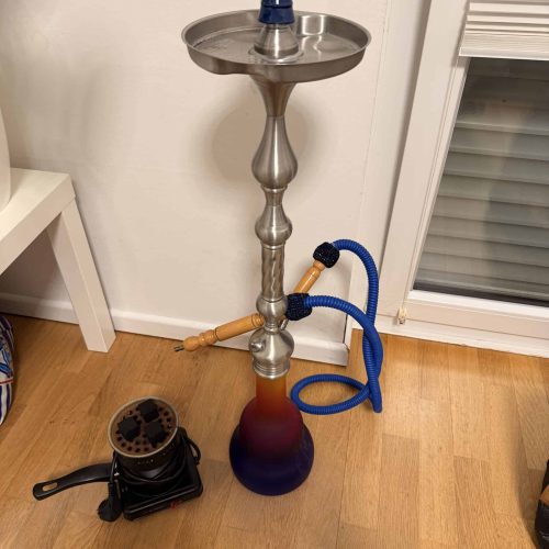 Rauchersäule mit blauer Glasbasis und Zubehör, ideal für Shisha-Liebhaber.
