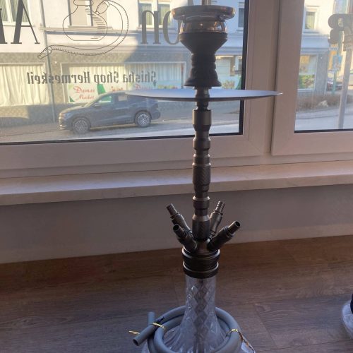 Dekorative Shisha mit Glasbasis und Metall-Elementen, ideal für Raucher und Sammler.