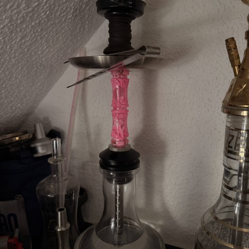 Rauchsäule für Wasserpfeife mit Glasbasis und Metallaufsatz, ideal für Shisha-Liebhaber.